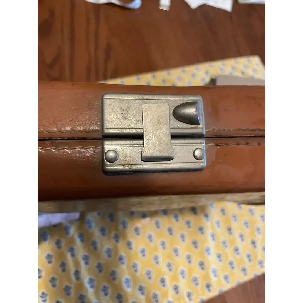 Polaroid J33 land camera w/ Leather Case